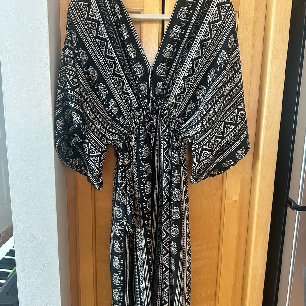 Black and White Patterned V-Neck with Elephant Maxi Dress NWT Paani Siza Medium